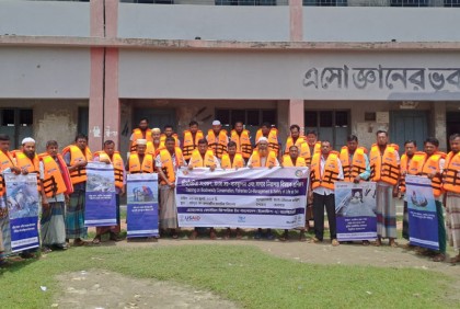 সমুদ্রগামী জেলেদের মাঝে লাইফ জ্যাকেট বিতরণ

