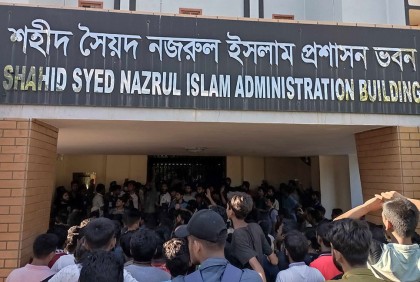 অবরুদ্ধ রাবি উপাচার্য, হল ছুটি সিদ্ধান্ত প্রত্যাহারসহ ৫ দাবিতে উত্তপ্ত ক্যাম্পাস