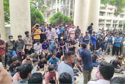 জবির প্রশাসনিক ভবন ঘেরাও, ছাত্র রাজনীতি নিষিদ্ধসহ ছয় দফা দাবি
