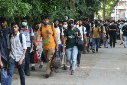 হল ছাড়ছেন ঢাবির শিক্ষার্থীরা