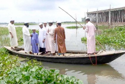 সিংড়ায় খাল পারাপারে ব্রিজ না থাকায় দুর্ভোগ