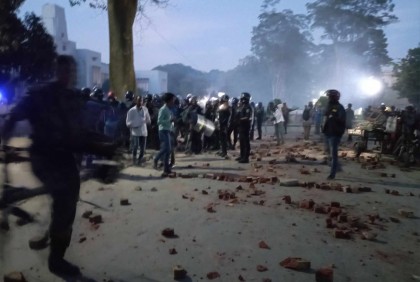 রাবিতে টিয়ার শেল নিক্ষেপ করে আন্দোলনকারীদের ছত্রভঙ্গ করল পুলিশ  