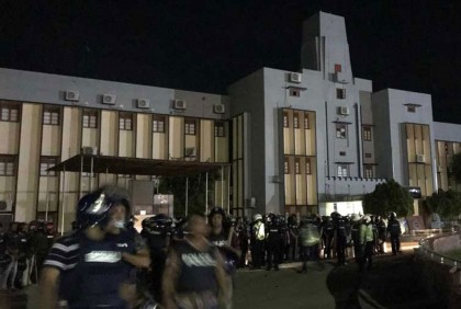 অবরুদ্ধ রাবি উপাচার্যকে অভিযান চালিয়ে উদ্ধার করল আইনশৃঙ্খলা রক্ষাকারী বাহিনী


