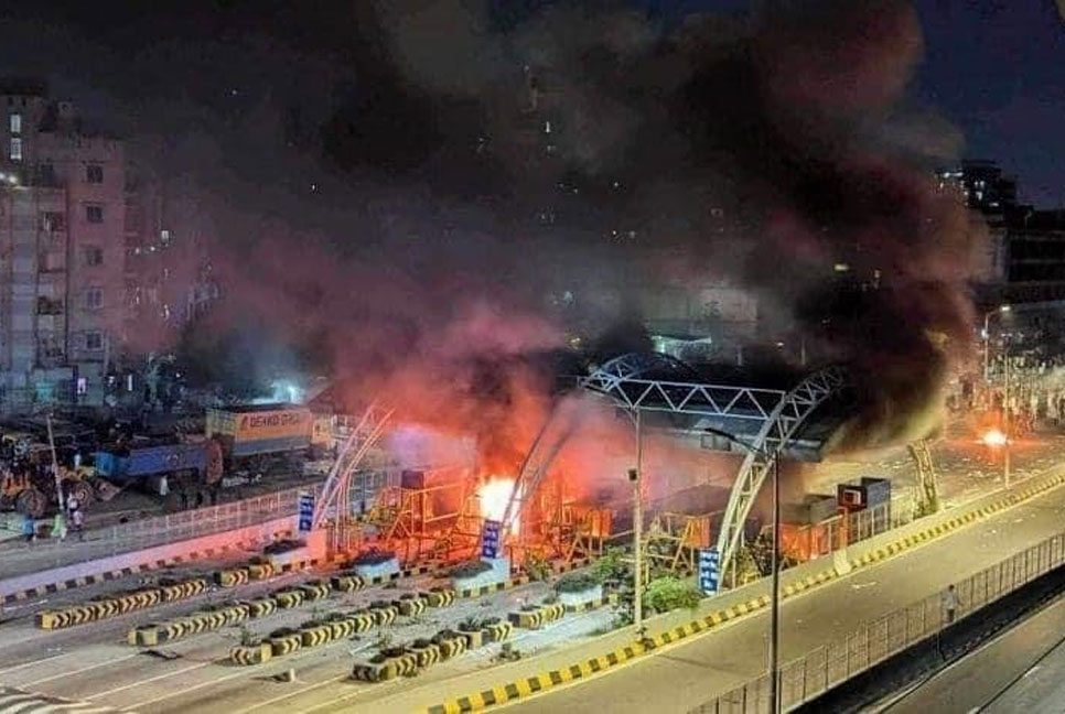 রাতে শনির আখড়া রণক্ষেত্র, টোল প্লাজায় আগুন
