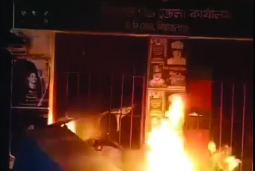 সিরাজগঞ্জে সংঘর্ষ, বিএনপি কার্যালয়ে আগুন