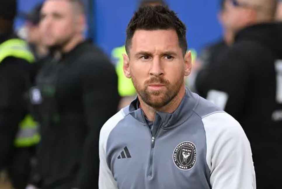 বিশেষ বুট পরে গ্যালারিতে মেসি