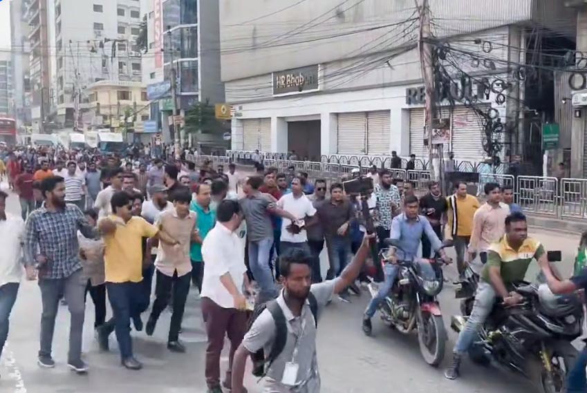 ‘কমপ্লিট শাটডাউন’ সমর্থনে রাজধানীতে ছাত্রদলের বিক্ষোভ মিছিল