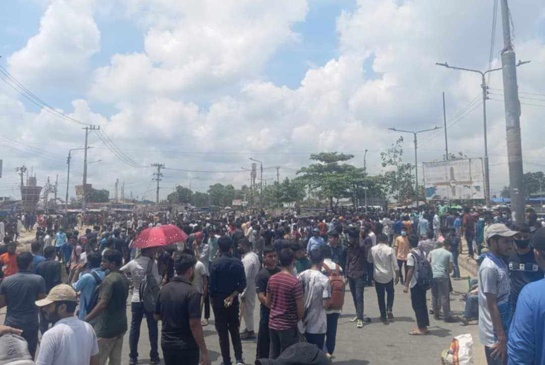 চট্টগ্রামে শাহ আমানত সেতু এলাকায় পুলিশ-শিক্ষার্থী সংঘর্ষ