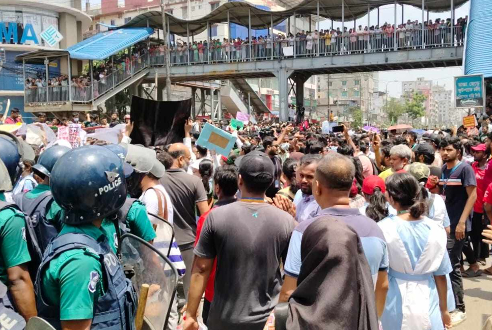 প্রগতি সরণিতে শিক্ষার্থীদের রাস্তা অবরোধ