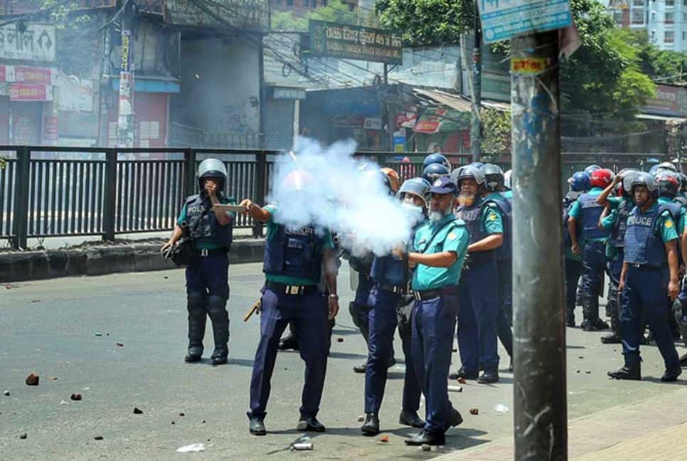 রামপুরায় পুলিশ বক্সে আগুন, পাল্টাপাল্টি ধাওয়া