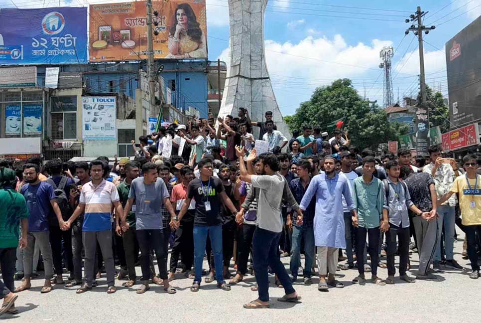চট্টগ্রামে সড়ক অবরোধ করে বিক্ষোভ