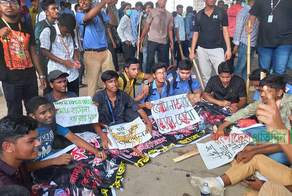 কালিয়াকৈরে বিক্ষোভ, মহাসড়কে কম দূরপাল্লার যানবাহন 