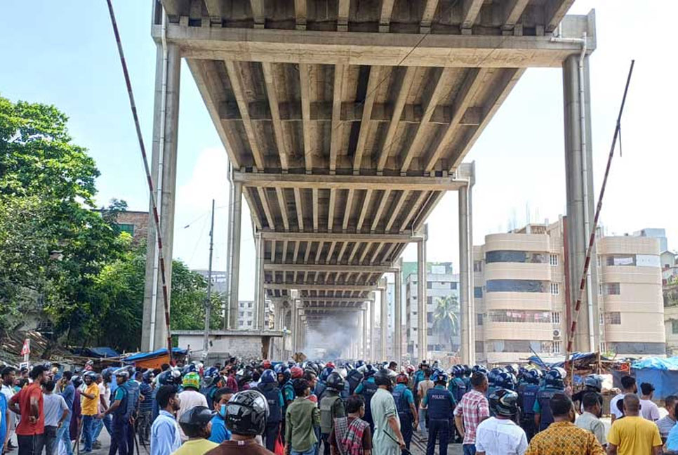 মহাখালীতে রেললাইন অবরোধ, ঢাকার সঙ্গে যোগাযোগ বিচ্ছিন্ন

