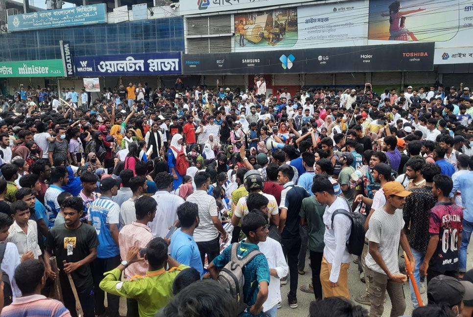 জয়পুরহাটে পুলিশের সঙ্গে  শিক্ষার্থীদের ধাওয়া-পাল্টা ধাওয়ায় আহত ১০