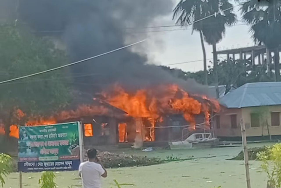 মাদারীপুরে এসপি-ডিসি অফিস ভাঙচুর, ফাঁড়িতে অগ্নি সংযোগ