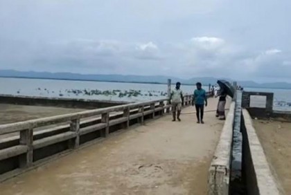 সেন্টমার্টিন দ্বীপ থেকে ফেরত আসা ট্রলারকে লক্ষ্য করে গুলিবর্ষণ