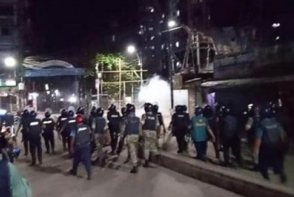 ঢাবিতে রাতে আবার পুলিশ ও আন্দোলনকারীদের দফায় দফায় সংঘর্ষ

