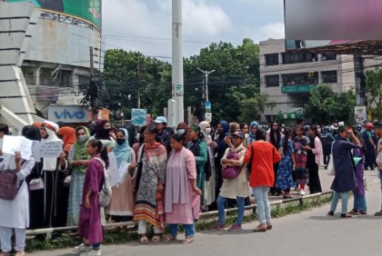 খুলনায় সড়কে সড়কে অবরোধ, সতর্ক অবস্থানে পুলিশ-বিজিবি