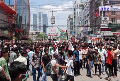 উত্তরায় সড়কে শিক্ষার্থীদের অবস্থান