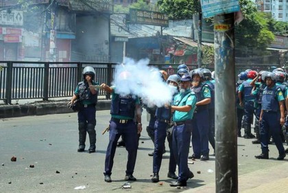 রামপুরায় পুলিশ বক্সে আগুন, পাল্টাপাল্টি ধাওয়া