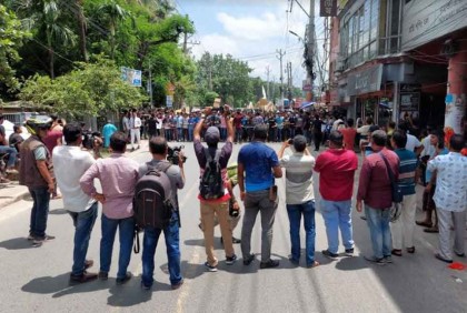 যশোরে কয়েক হাজার শিক্ষার্থীর বিক্ষোভ, সড়ক অবরোধ