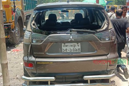 ঝিনাইদহে এমপির গাড়ি ভাঙচুর আন্দোলনকারীদের