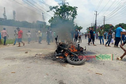 দফায় দফায় সংঘর্ষে রণক্ষেত্র নারায়ণগঞ্জ, মহাসড়ক-রেল লাইন বন্ধ