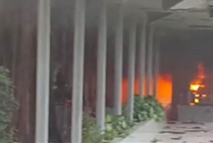রামপুরায় বিটিভির গেটে অগ্নিসংযোগ, গাড়ি ভাঙচুর
