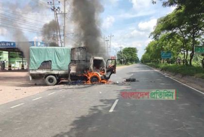 কুমিল্লায় রণক্ষেত্র মহাসড়ক, পুলিশের গাড়িতে আগুন, আহত ১৫ 