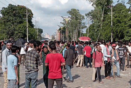 শাটডাউনে রাবিতে শিক্ষার্থীদের মহাসড়ক অবরোধ 

