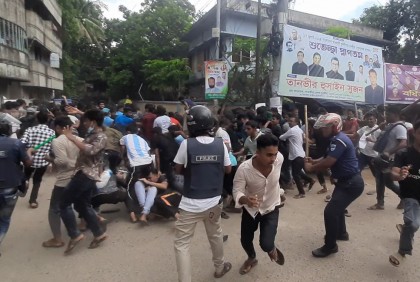 সাতক্ষীরায় থানা ঘেরাও, পুলিশের সাথে সংঘর্ষে আহত ১৫