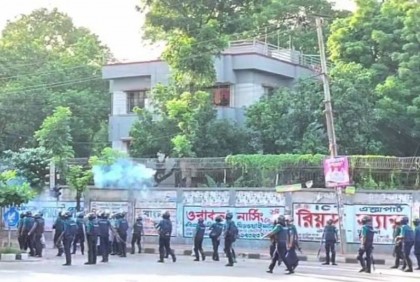 ঢাবির তিন মোড় অবরোধ শিক্ষার্থীদের, পুলিশের সঙ্গে সংঘর্ষ  
