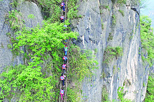 পাহাড়ের ওপরে বাড়ি