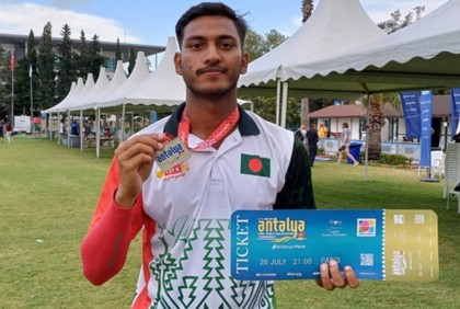 সাগরের হাতে প্যারিস অলিম্পিকে বাংলাদেশের পতাকা