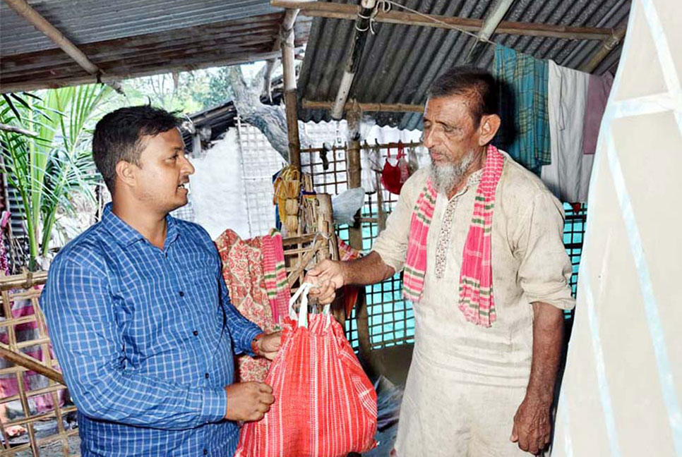 দিনাজপুরে নিম্ন আয়ের মানুষের মাঝে খাদ্য সামগ্রী বিতরণ