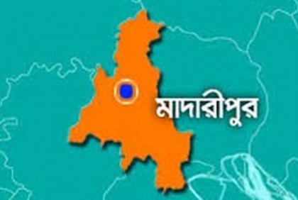 পদ্মায় স্পিডবোট উল্টে নিখোঁজ নৌপুলিশের সন্ধান মেলেনি 