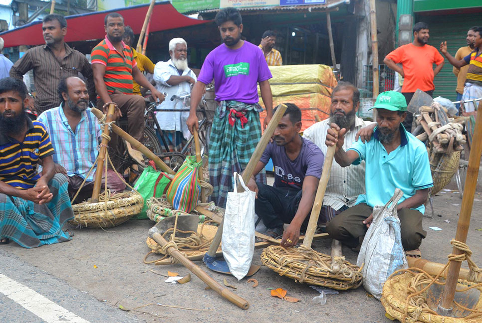 বগুড়ায় শ্রম কেনাবেচার হাটে ক্রেতা নেই