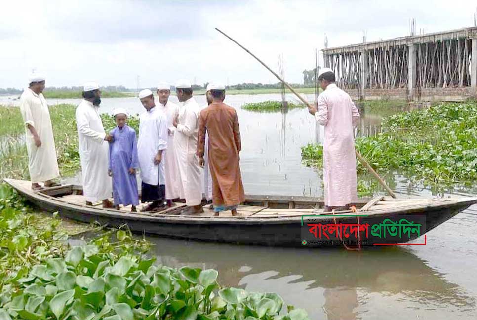 সিংড়ায় খাল পারাপারে ব্রিজ না থাকায় দুর্ভোগ, পাঠদান বন্ধ