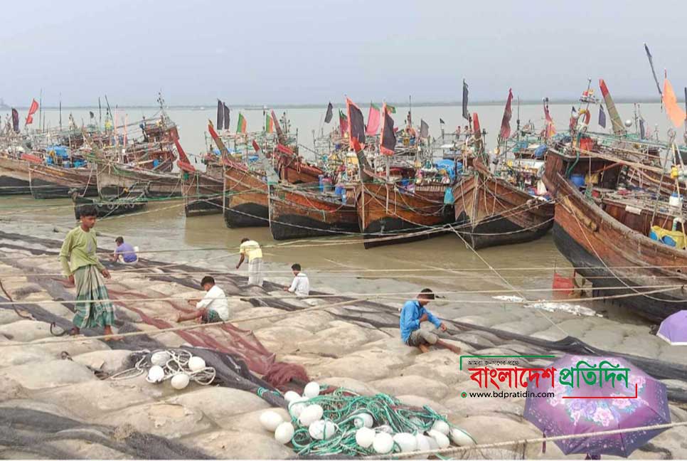 নিষেধাজ্ঞা শেষেও মাছ শিকারে যেতে পারছে না জেলেরা