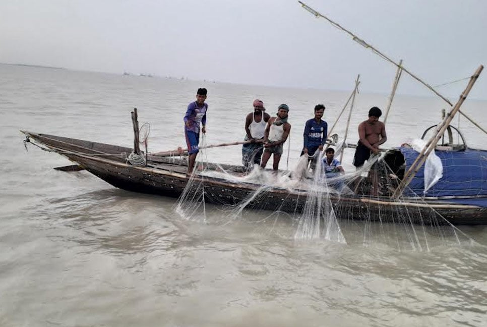 ভরা মৌসুমেও চাঁদপুরে ইলিশের দেখা নেই