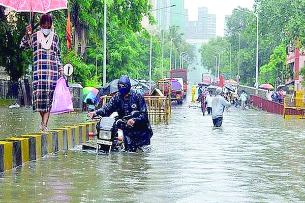 প্রবল বর্ষণে থমকে মুম্বাই