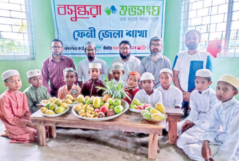 এতিম শিশুদের নিয়ে ফল উৎসব 