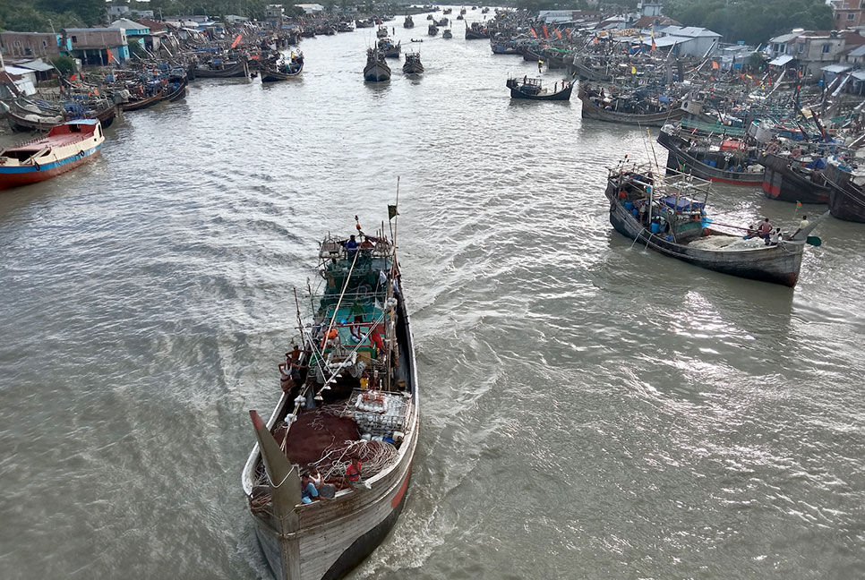 কুয়াকাটা সংলগ্ন বঙ্গোপসাগর উত্তাল