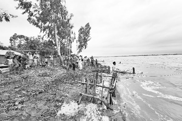 ভাঙনঝুঁকিতে বেড়িবাঁধ