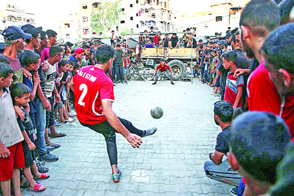 একটু আনন্দ খুঁজতে মরিয়া