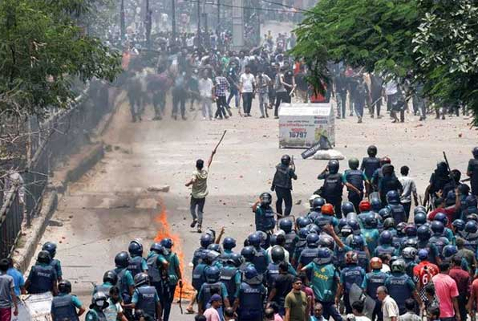 আজ গ্রাফিতি ও দেয়াল লিখন কর্মসূচি শিক্ষার্থীদের

