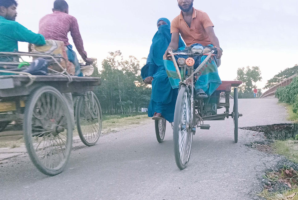 পাকা সড়কে ভাঙন, ঝুঁকিতে ব্রিজ