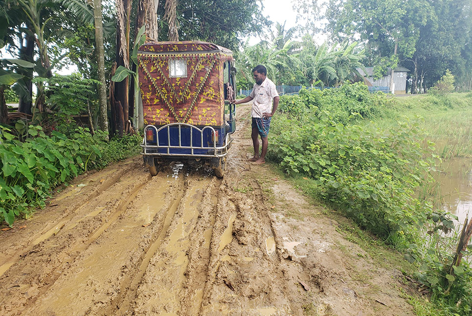 বেহাল সড়ক, ভোগান্তিতে এলাকাবাসী