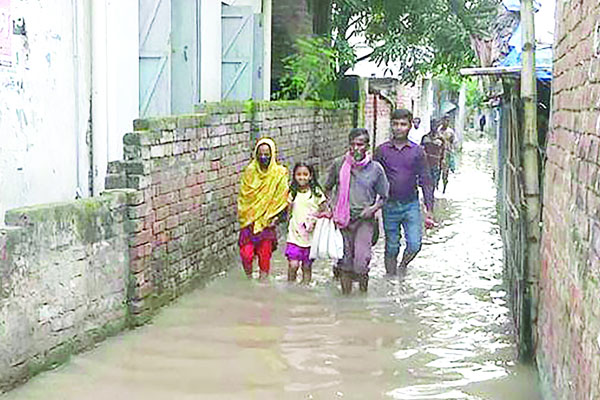 জোয়ারের নোংরা পানিতে তলিয়ে যায় বাড়িঘর