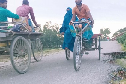 পাকা সড়কে ভাঙন, ঝুঁকিতে ব্রিজ